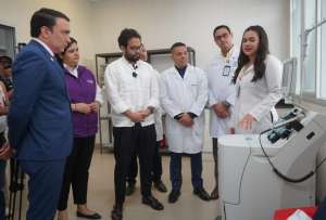 Entrega de ayudas técnicas y apertura de nuevos servicios en hospitales de Portoviejo y Chone
