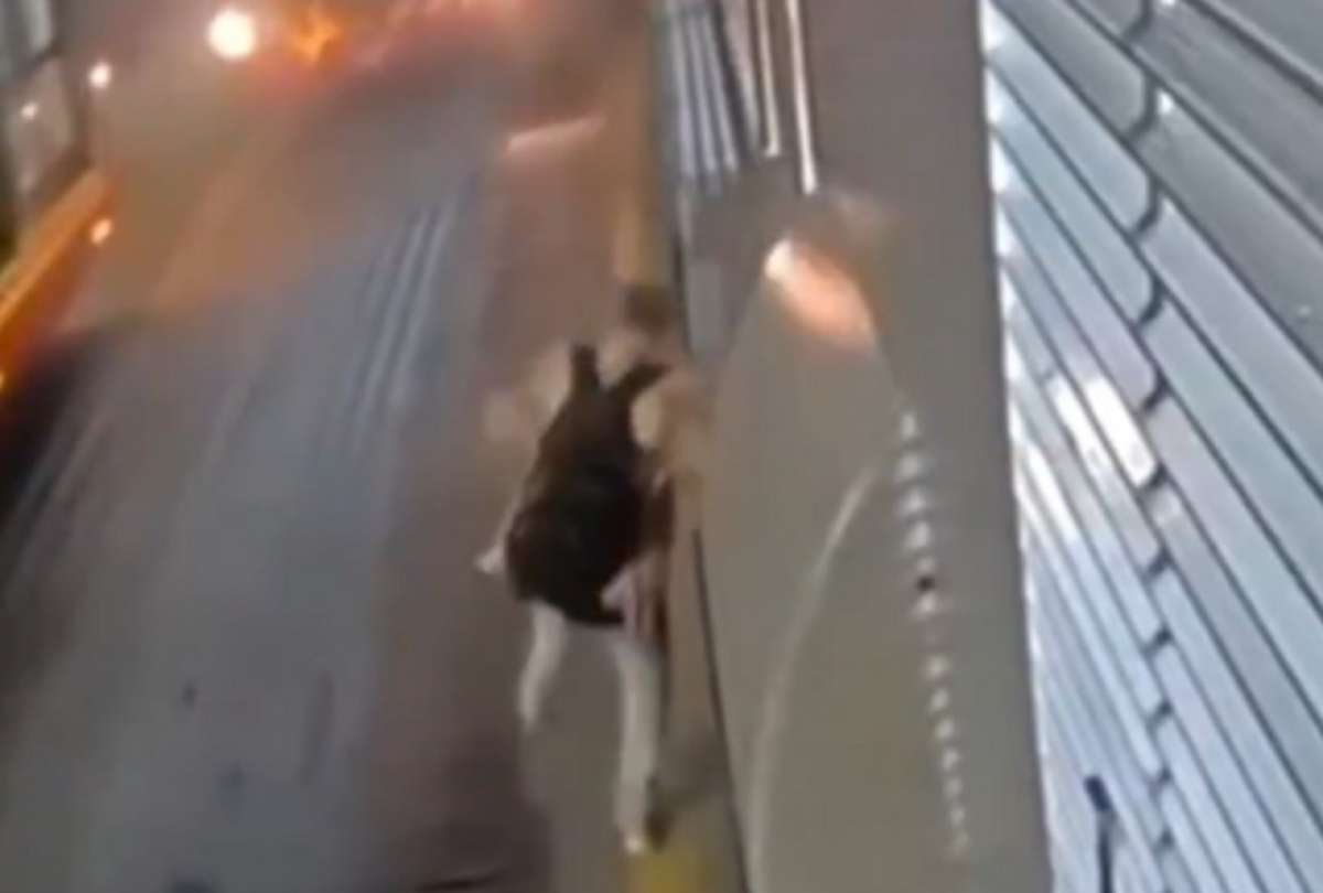 El joven intentó entrar sin pagar en una estación de autobús.