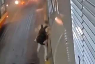 El joven intentó entrar sin pagar en una estación de autobús. 