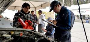 Funcionamiento de luces, plumas y extintor, son algunas de las revisiones que se hacen en la matriculaci&oacute;n.
