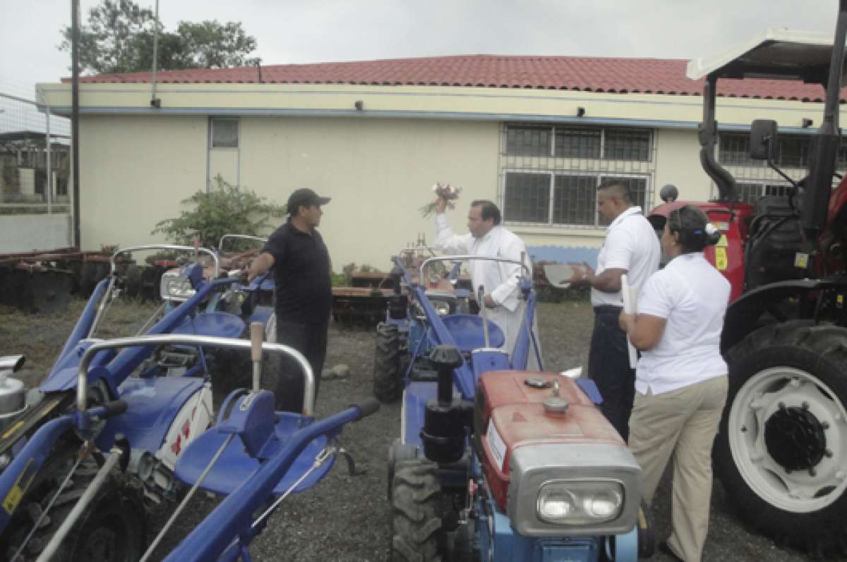 Asociaciones de La Troncal recibieron equipos agr&iacute;colas