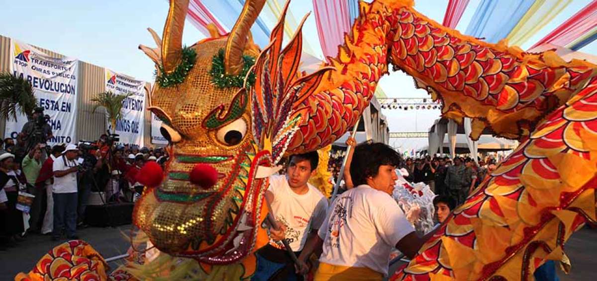 La danza del drag&oacute;n fue uno de los atractivos en la inauguraci&oacute;n del cuarto puente de la Unidad Nacional, obra de Guangxi Road.