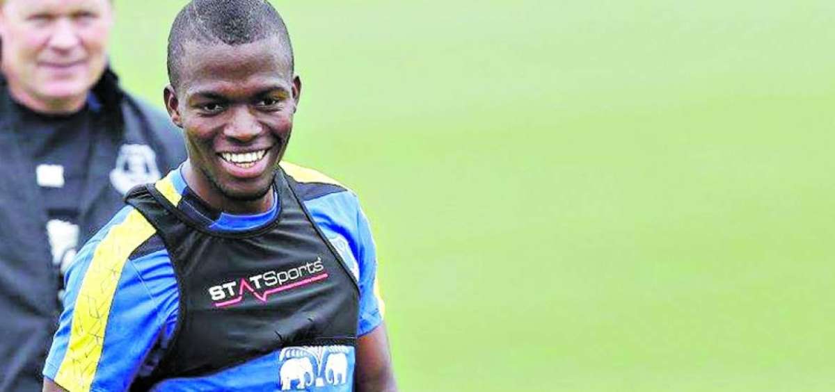 El ecuatoriano &Eacute;nner Valencia durante una pr&aacute;ctica; atr&aacute;s lo observa el director t&eacute;cnico Ronald Koeman.