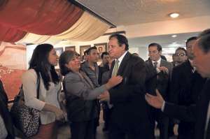 El ahora exgobernador de Azuay, Humberto Cordero, se despidi&oacute; ayer de sus m&aacute;s cercanos colaboradores. Foto: Jos&eacute; Luis Llivisaca.