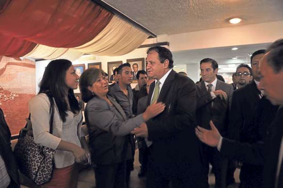 El ahora exgobernador de Azuay, Humberto Cordero, se despidi&oacute; ayer de sus m&aacute;s cercanos colaboradores. Foto: Jos&eacute; Luis Llivisaca.