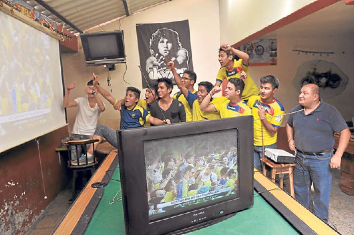 Un grupo de aficionados al f&uacute;tbol observ&oacute; la ceremonia de inauguraci&oacute;n al interior del billar que frecuenta, en el sur de Cuenca. Foto: Jos&eacute; Luis Llivisaca / El Tel&eacute;grafo