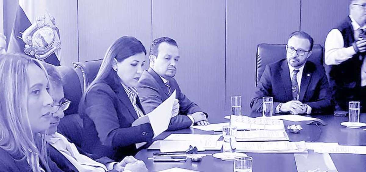 A la apertura de sobres con las ofertas asistieron representantes de las ocho compa&ntilde;&iacute;as, quienes revisaron que estuvieran debidamente cerrados.