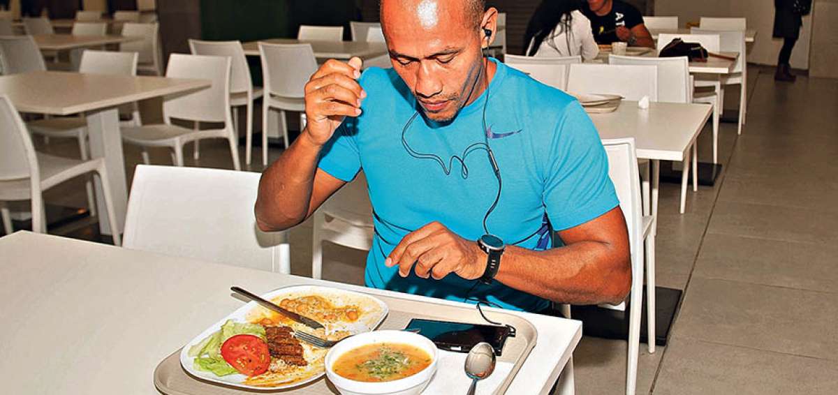 Los comensales del patio de comidas del Paseo San Francisco, en Cumbay&aacute;, disfrutan sus alimentos en vajillas sanitizadas al vapor y reutilizables. 