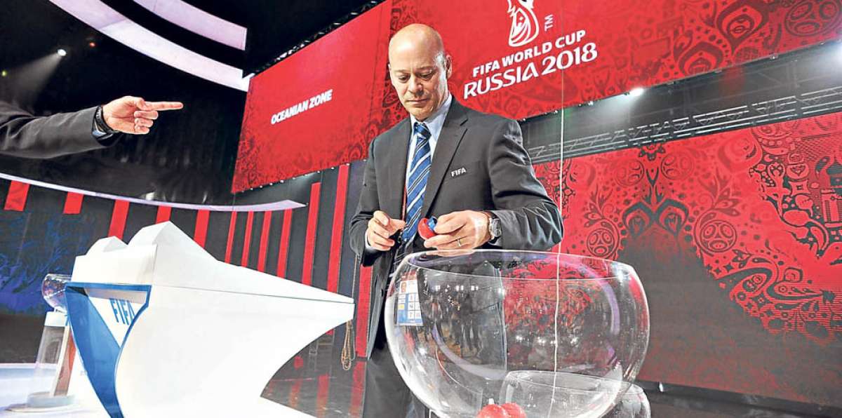 Chris Unger, responsable de la FIFA para este Mundial, pule detalles en el escenario para el sorteo de hoy. Foto: AFP