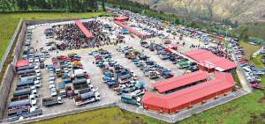 Los amplios parqueaderos facilitan el ingreso de camiones y descarga de especies en &oacute;ptimas condiciones.