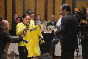 El Presidente de la Rep&uacute;blica, Rafael Correa, recibi&oacute; la camiseta de la Selecci&oacute;n de manos de Vanessa Ar&aacute;uz, entrenadora de la Tri femenina. Foto: &Aacute;lvaro P&eacute;rez/ EL TEL&Eacute;GRAFO.