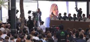 La asamble&iacute;sta provincial del Guayas, Dallyana Passailaigue, durante la presentaci&oacute;n de su proyecto que busca regular el uso del pl&aacute;stico.
