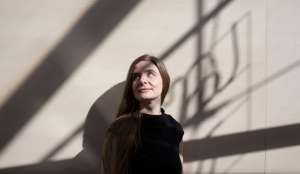 La escritora finlandesa Riikka Pelo, ganadora  del premio Runeberg, por su novela La portadora del cielo. Foto internet 