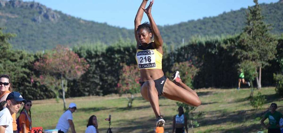 Yuliana salta para aterrizar en Tokio