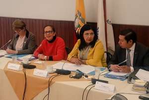 La titular del MIES y la presidenta de la Comisi&oacute;n, Silvia Salgado, durante la sesi&oacute;n. 