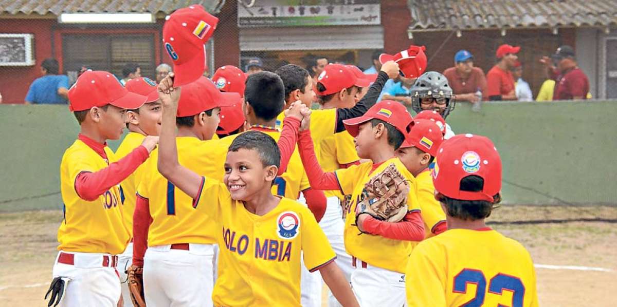 Los jugadores colombianos celebran el t&iacute;tulo del torneo en el diamante Freddy Uzc&aacute;tegui Baquerizo. Foto: Cortes&iacute;a.