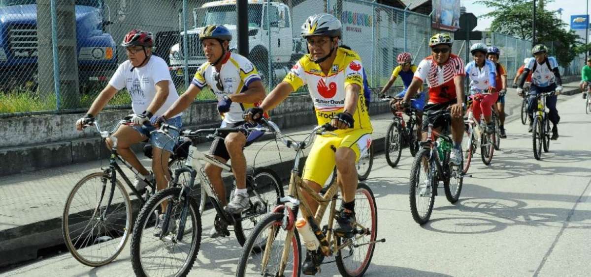Los fines de semana muchos ciclistas se congregan en lugares acordados para salir a pedalear por la ciudad.