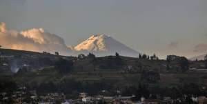 Cuando se despeja el d&iacute;a se puede apreciar en todo su esplendor el volc&aacute;n Cotopaxi desde la carretera.