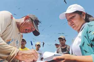 Letty L&oacute;pez recibe la pesca de uno de los barcos industriales, pero en sus ratos libres recoge firmas en Posorja. FOTO: CARINA ACOSTA