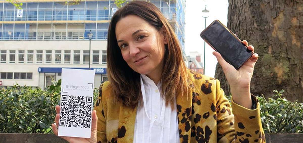 La espa&ntilde;ola Irene L&oacute;pez muestra la aplicaci&oacute;n &ldquo;Giving Streets&rdquo; que presentar&aacute; en Londres en el mes de septiembre.