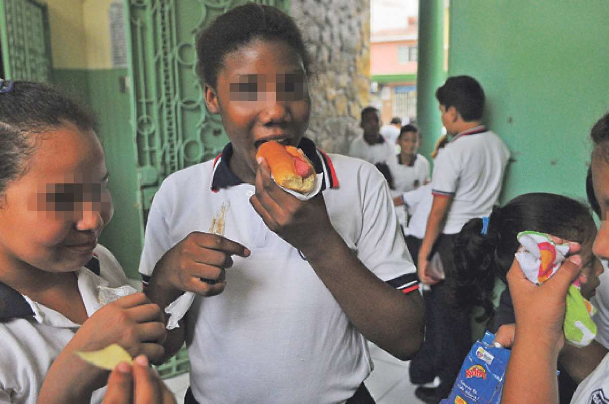 La OMS recomienda que los menores de edad ingieran alimentos enteros y eviten el exceso de productos con edulcorantes, sal, az&uacute;car y agregados artificiales. Foto: Archivo