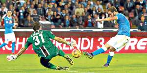 Gonzalo Higua&iacute;n (der.) marca el gol de la victoria del N&aacute;poli ante el Udinese, el domingo pasado, en Italia. Foto: AFP