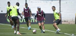 El defensor Luis Ayala (c), de Liga de Quito, durante un entrenamiento antes de la paralizaci&oacute;n, junto a sus compa&ntilde;eros &Eacute;dison Vega (d) y Cristian Mart&iacute;nez, en el complejo del club en Pomasqui.