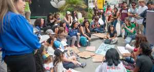 Quito.- Los j&oacute;venes activistas llegaron al Ministerio del Ambiente para pedir acciones de protecci&oacute;n a la naturaleza.