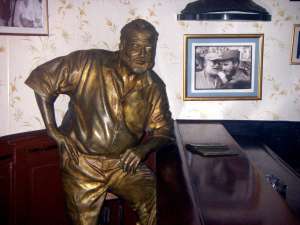 La escultura de Hemingway en el Floridita, el bar habanero donde el autor escribi&oacute;, de pie como era su costumbre, el borrador de su novela Por qui&eacute;n doblan las campanas. Foto internet