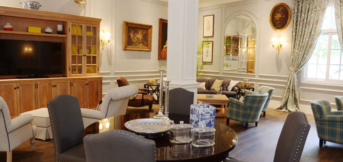 El cuarto de lectura del Hotel del Parque presenta una estructura acogedora, que simula la sala de un hogar.