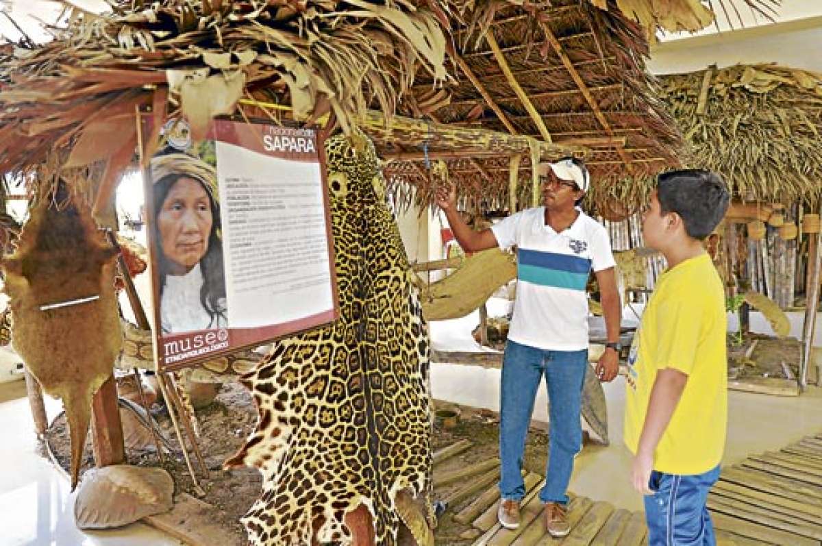 Un promotor cultural del Museo de Pastaza realiza una visita guiada con alumnos de escuelas y colegios de la regi&oacute;n. Cada semana acuden 70 personas. Foto: Roberto Ch&aacute;vez / El Tel&eacute;grafo