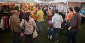 Los asistentes encontrar&aacute;n art&iacute;culos como adornos navide&ntilde;os, zapatos, ropa, joyer&iacute;a, entre otros. Foto: Cortes&iacute;a 