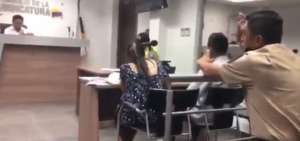 Un video grabado dentro de la sala de audiencia muestra a un polic&iacute;a que se dirige al juez para expresarle su inconformidad por liberar al detenido.