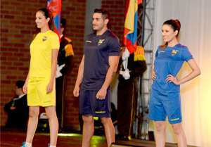 Tres modelos lucen el nuevo uniforme de concentraci&oacute;n de la selecci&oacute;n ecuatoriana de f&uacute;tbol, que ser&aacute;  usado en el Mundial de Brasil. FOTO: MIGUEL JIM&Eacute;NEZ