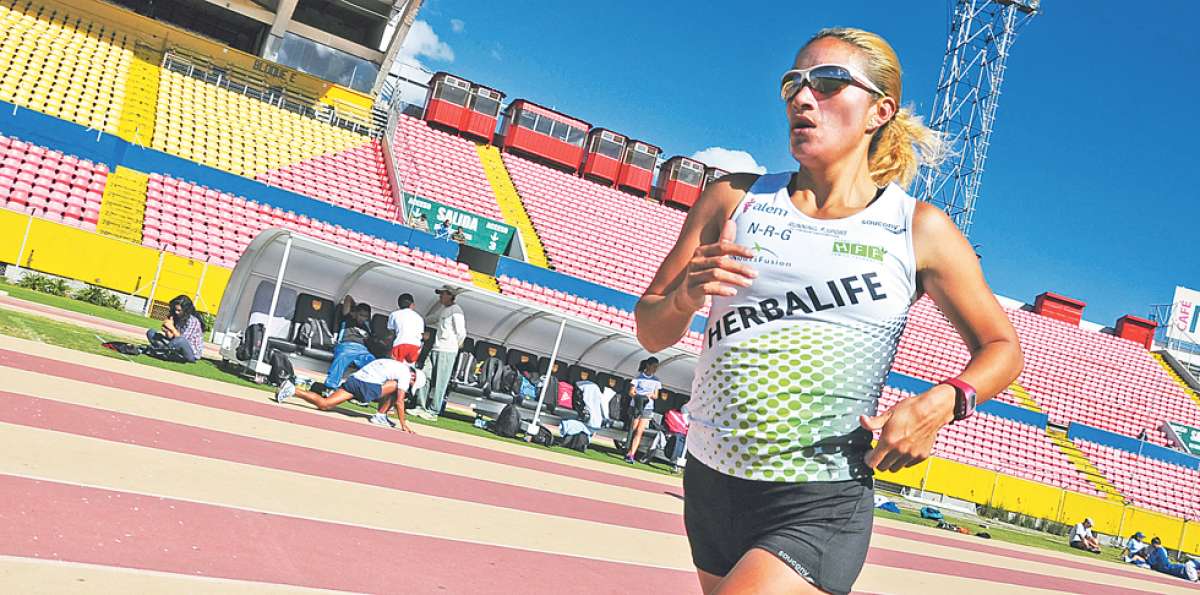 La atleta Rosalba Chacha durante uno de sus entrenamientos en la pista del estadio Ol&iacute;mpico Atahualpa. Foto: Archivo