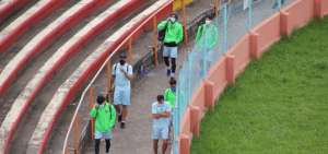 Los jugadores del Deportivo Cuenca se retiran del estadio Alejandro Serrano Aguilar despu&eacute;s de tomar la decisi&oacute;n de no entrenar.