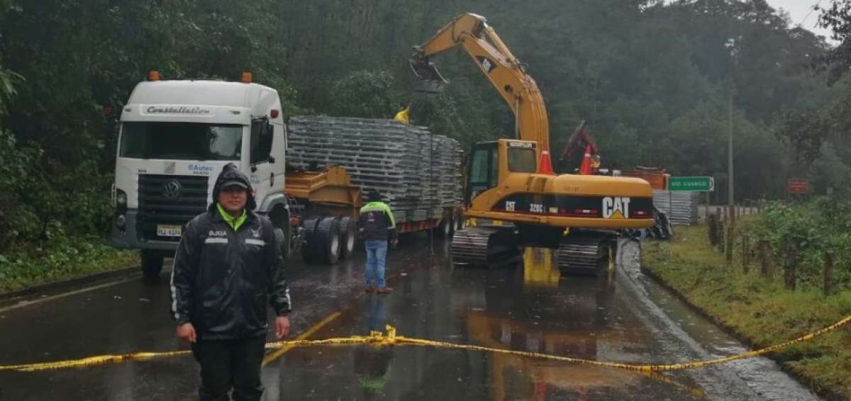 Personal del MTOP trabaja para instalar un puente en la v&iacute;a Quito-Baeza.