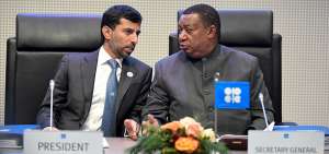 Suhail Mohammed Al Mazrouei, presidente de la conferencia de la OPEP (izq.), junto con el secretario general, Mohamed Barhidoprior.