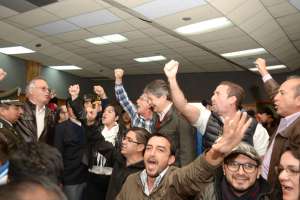 Guillermo Lasso y sus seguidores salieron de la sala con gritos y consignas, luego de la intervenci&oacute;n del exbanquero en el di&aacute;logo celebrado ayer en Cuenca. Foto: Fernando Machado / El Tel&eacute;grafo  
