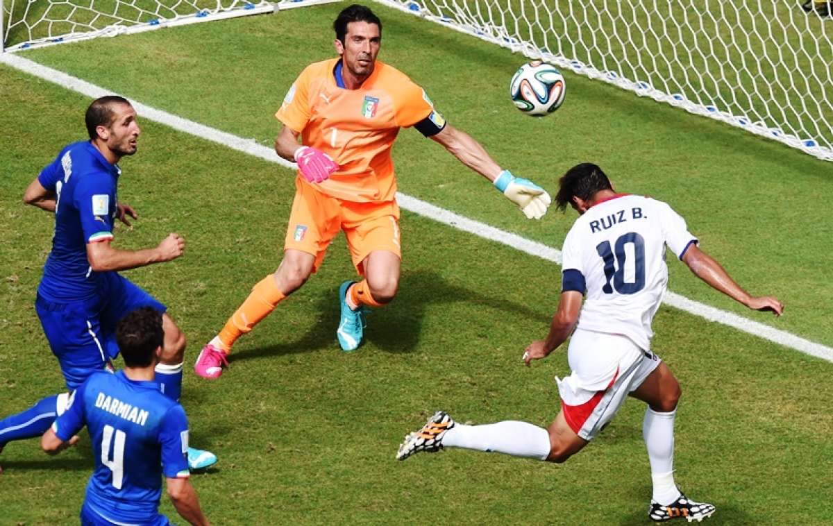 Bryan Ruiz anot&oacute; el tanto de la victoria de Costa Rica ante la Italia de Andrea Pirlo. Foto: AFP