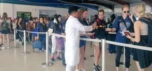  En el aeropuerto de San Crist&oacute;bal se incentiva a turistas y residentes a realizar la desinfecci&oacute;n de manos con gel antibacterial.