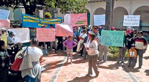 Los integrantes de la Asociaci&oacute;n de Comerciantes Aut&oacute;nomos Emprendedores del Sur se manifestaron en la Secretar&iacute;a de Coordinaci&oacute;n de Territorio. Foto: Cortes&iacute;a