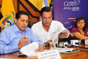 Los prefectos Troya (i) y Jairala firmaron el acuerdo en las instalaciones del Gobierno Provincial del Guayas, en Guayaquil. FOTO: Prefectura del Guayas