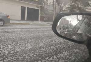 En varios sectores en Quito se present&oacute; lluvia con granizo. 