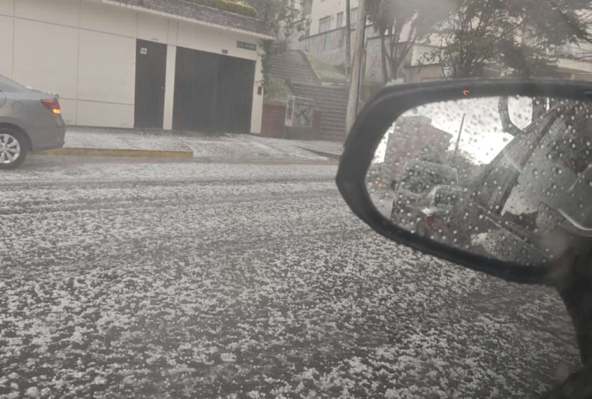 En varios sectores en Quito se present&oacute; lluvia con granizo. 