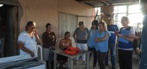 Digna Alc&iacute;var (i) recibi&oacute; por parte de funcionarios de ONU Mujer su nueva cocina industrial, que estrenar&aacute; este fin de semana.