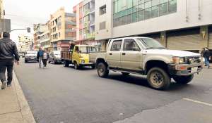 Due&ntilde;os de tiendas y moradores de la calle Cevallos agradecen el recapeo, pues este promueve una mejor movilidad y la conservaci&oacute;n de veh&iacute;culos. Foto: Roberto Ch&aacute;vez / El Tel&eacute;grafo