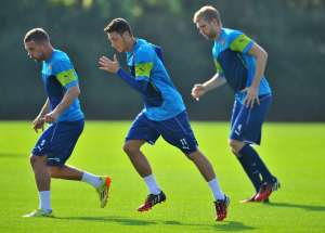 Lukas Podolski (i.) cree que debe ir a un club donde tenga m&aacute;s minutos de juego. Foto: AFP