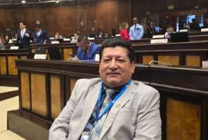 Asambleísta David Arias es expulsado de la bancada de la Revolución Ciudadana.