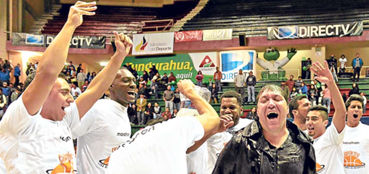 El t&eacute;cnico de UTE, Juan Jos&eacute; Pidal (centro), celebra el t&iacute;tulo junto a sus jugadores tras el triunfo ante CKT. Foto: Roberto Ch&aacute;vez / El Tel&eacute;grafo.